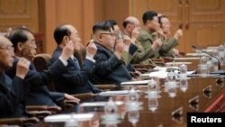 북한 김정은 노동당 위원장(가운데)이 29일 평양에서 열린 최고인민회의 제13기 제4차 회의에서 조선민주주의인민공화국 국무위원회 위원장으로 추대됐다고, 관영 조선중앙통신이 보도했다.