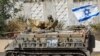 Tentara Israel mengendarai kendaraan militer di sepanjang jalan Kiryat Shmona yang berdekatan dengan perbatasan Lebanon, pada 31 Oktober 2023. (Foto: AFP/Jalaa Marey)