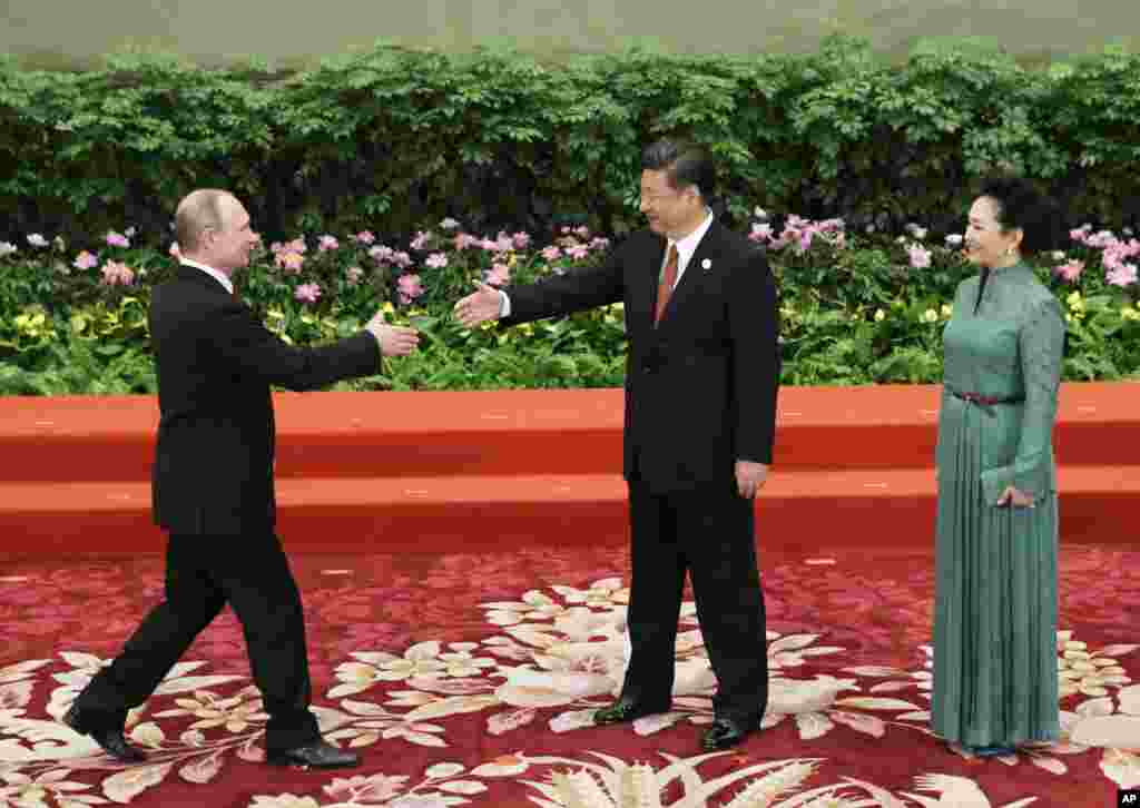 中国主席习近平和夫人彭丽媛欢迎俄罗斯总统普京出席在北京的 “一带一路”国际合作高峰论坛宴会(2017年5月14日)