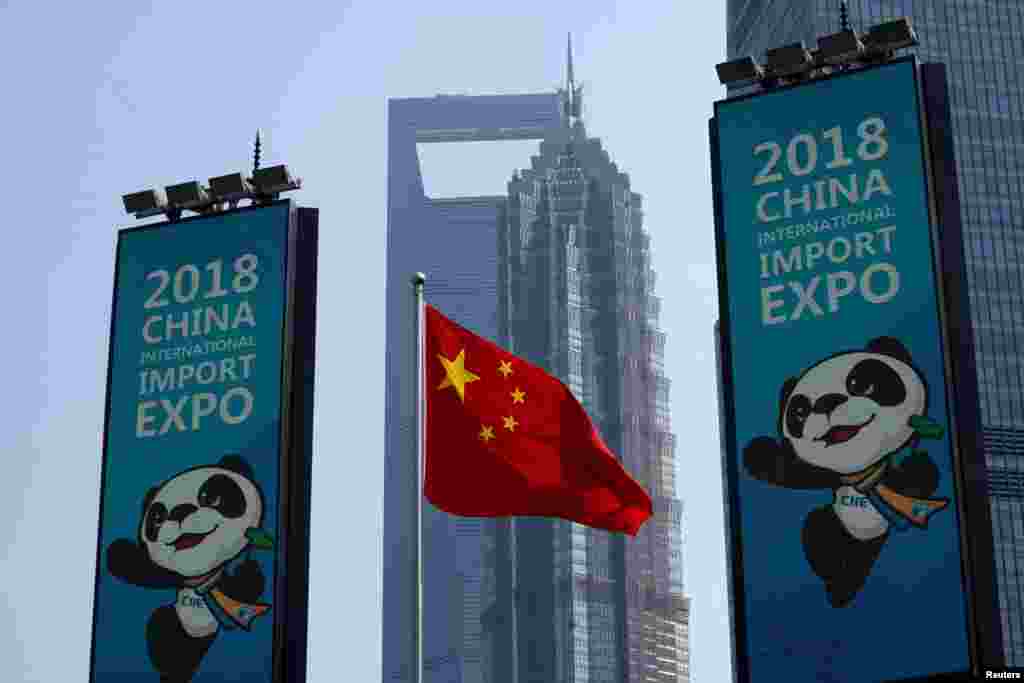 上海浦东竖起的中国国际进口博览会的宣传广告牌 (2018年10月17日)。中国进口博览会11月5日到10日在上海举行。中国官方倾力将这次博览会打造成一个集政治峰会和贸易展销于一体的全球盛会,也为最高领导人习近平拓展“主场外交”的空间。但这方面效果并不理想。
