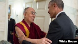 Presiden AS Barack Obama ketika menerima kunjungan Dalai Lama di Gedung Putih, 15 Juni 2016. (Foto: dok). 