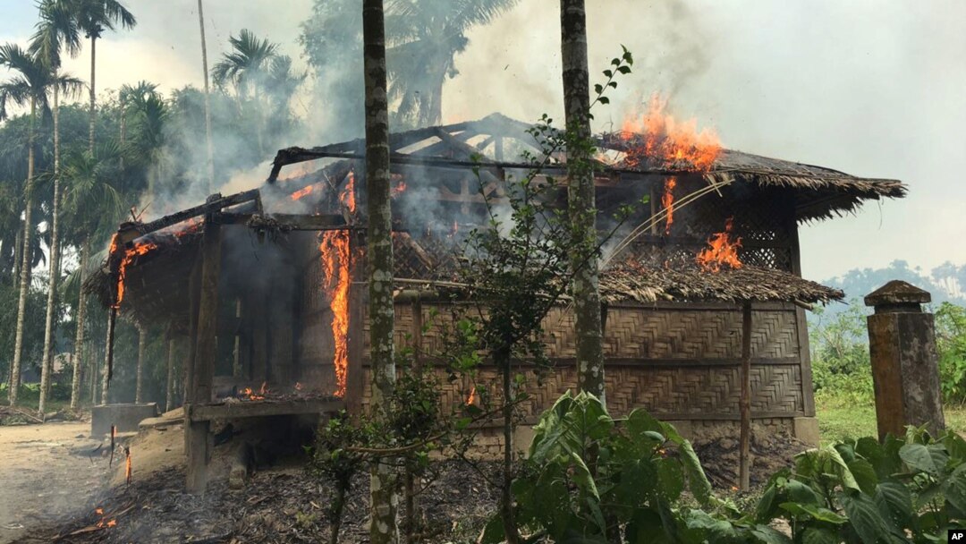 ရခိုင်ပြည်နယ် မြောက်ပိုင်း ဂေါ်ဒူသာရ ရွာက ရိုဟင်ဂျာ အိမ်တွေ မီးရှို့ခံရစဉ် (စက်တင်ဘာလ ၇၊ ၂၀၁၇)
