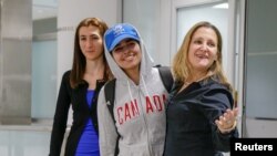 Rahaf Mohamed al-Kunun u pratnji kanadske ministarke spoljnih poslova Kristije Frilend na aerodromu u Torontu. 
