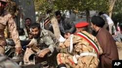 Dalam foto yang dirilis Kantor Berita Pelajar Iran, ISNA, tampak anggota pasukan militer Iran dan warga sipil berlindung dari serangan bersenjata dalam parade militer untuk memperingati 38 Tahun Invasi Irak 1980 ke Iran, di Kota Ahvaz, barat daya Iran, Sabtu, 22 September 2018.
