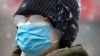 Vučić naveo je i da su uputili molbu dve kompanije u Srbiji koje proizvode zaštitnu opremu, maske, da ubrzaju svoju proizvodnju te robe, Foto: (AP Photo/Mark Schiefelbein)