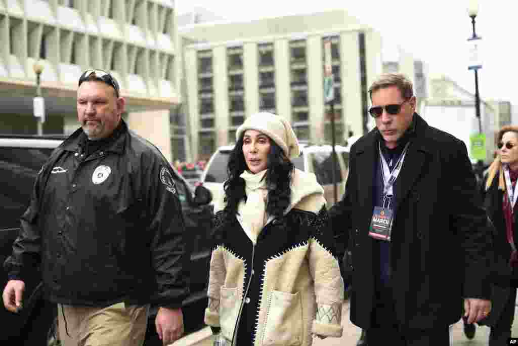 Penyanyi Cher tiba di parade Women's March di Independence Ave., Washington (21/1). (AP/Sait Serkan Gurbuz)