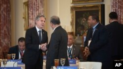 Menteri Luar Negeri AS Antony Blinken (kiri) menyambut sejumlah perwakilan negara-negara Kepulauan Pasifik dalam Konferensi AS-Kepulauan Pasifik di Washington, pada 28 September 2022. (Foto: AP/Kevin Wolf) 