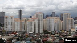 Deretan gedung kondominium di belakang perumahan kelas menengah distrik Mandaluyong, Metro Manila, Filipina. (Photo: Reuters)