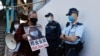 Pendukung pro-demokrasi memprotes untuk menuntut pembebasan 12 aktivis Hong Kong yang ditangkap saat mereka dilaporkan berlayar ke Taiwan untuk suaka politik dan jurnalis warga Zhang Zhan di luar Kantor Penghubung China, di Hong Kong, China 28 Desember 2020. (Foto: Reuters)