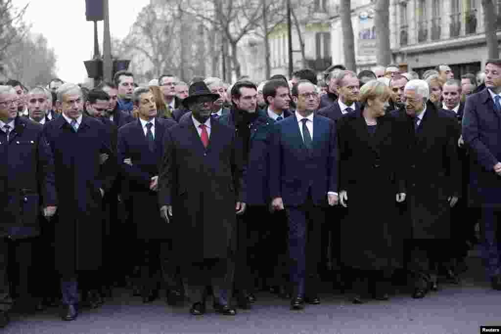 Presiden Perancis Francois Hollande dikelilingi oleh para kepala negara yang ikut serta dalam aksi solidaritas di jalanan kota Paris (11/1).