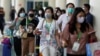 Para penumpang, sebagian besar wisatawan asing, dengan mengenakan masker tiba di terminal kedatangan bandara I Gusti Ngurah Rai, Denpasar, Bali (4/2). 