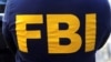 资料照片：一名美国联邦调查局探员制服上的FBI字样 （路透社，2021年10月19日）