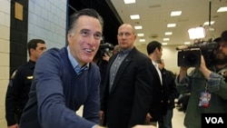 Mitt Romney menyalami para pendukungnya di kota Portland, negarabagian Maine (11/2). Romney menang dengan 38 persen suara.