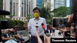 香港亲民主活动人士吴文远在法庭外对记者讲话（2021年5月17日）