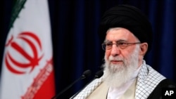 Pemimpin Tertinggi Iran, pemimpin tertinggi Ayatollah Ali Khamenei berpidato di depan bangsa dalam pidato yang disiarkan televisi yang menandai liburan Iduladha, di Teheran, Iran, Jumat, 31 Juli 2020. (Foto: AP)