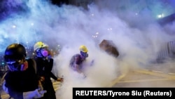 香港反引渡法案抗議者面對警方的催淚彈， 2019年8月4日。(路透社照片)