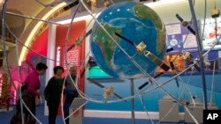 北京展览馆有关中国卫星技术的展出，试图彰显习近平领导下中国取得的科技成就。（2017年10月19日）