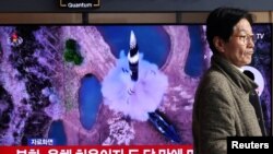 6일 한국 서울역 내부의 TV화면에 북한 미사일 발사 관련 뉴스가 송출되고 있다. (자료사진)