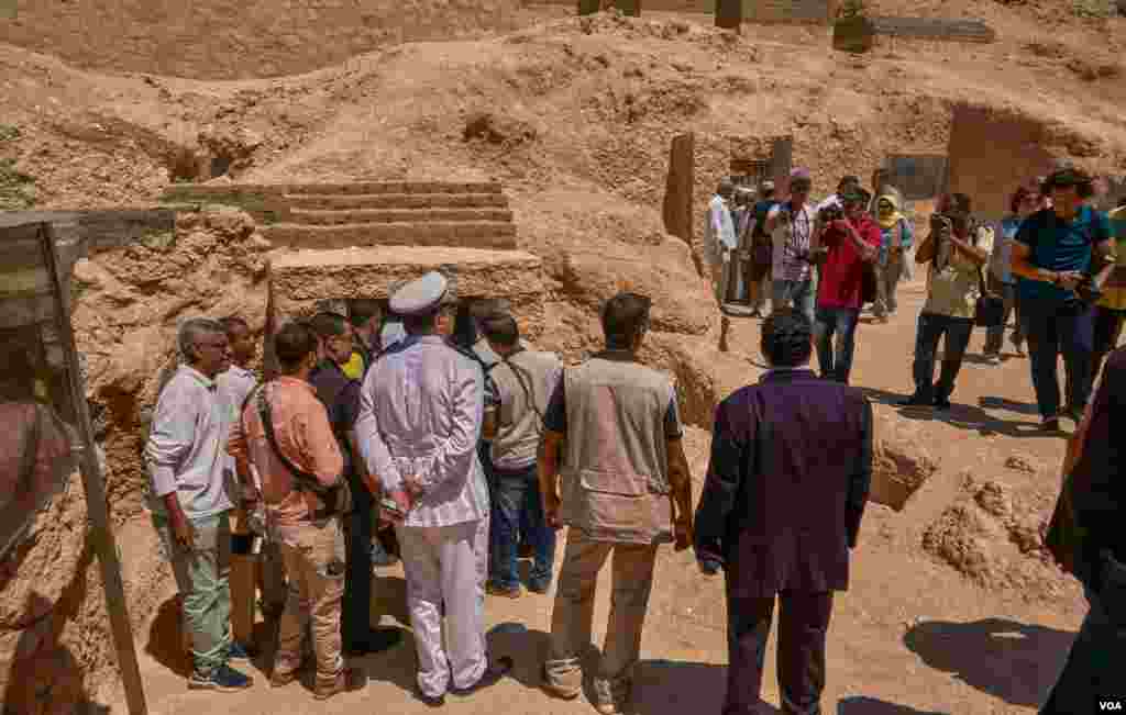 Experts take journalists on a tour of the site, uncovered after a number of modern buildings were removed. (Photo: H. Elrasam)