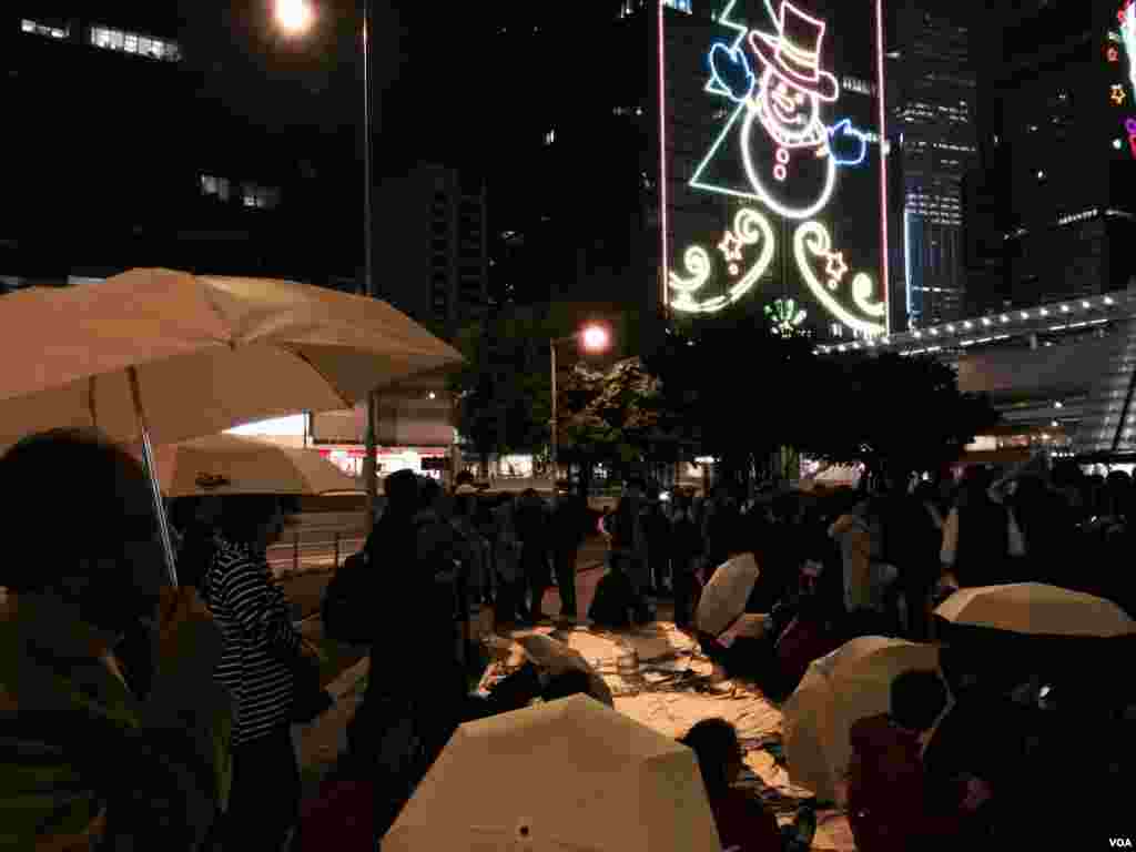 香港政府总部外的平安夜集会,晚上8时左右结束,各区仍有「团物团」及「报佳音」等争取真普选活动