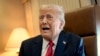Prezidan Donald Trump pale ak jounalis yo abo avyon Air Force One, kote li siyen yon pwoklamasyon pou deklare 9 Fevriye Jounen Golf Amerik la, 9 Fevriye 2025. 