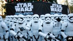 Replika Stormtrooper dipajang untuk pembukaan pemutaran film Star Wars: The Force Awakens, di Glendale, California, 17 Desember 2015. 
