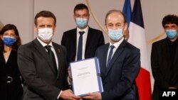Président Emmanuel Macron (g) asimbi rapport ya misala ya France na génocide ya Rwanda, na mokambi ya commission ya ba historiens Vincent Dulert, na Palais ya Elisée, Paris, France, 26 mars 2021.