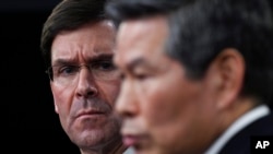 Menteri Pertahanan AS Mark Esper (kiri) dan Menteri Pertahanan Korea Selatan Jeong Kyeong-doo di Pentagon, Washington, D.C., 24 Februari 2020. (AP Photo/Susan Walsh)