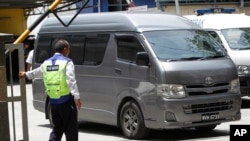 Sebuah van diyakini membawa jenazah Kim Jong Nam keluar dari Departemen Forensik di Rumah Sakit Kuala Lumpur di Kuala Lumpur, Malaysia, 30 Maret 2017.