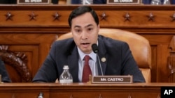 德州民主黨聯邦眾議員華金卡斯特羅在聽證會上講話。 (2017年3月20日)