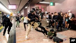 香港警察在港鐵太子站毆打抗議者。（2019年8月31日）