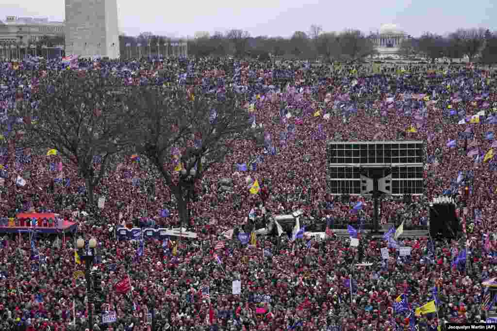 Apoiantes do Presidente Donald Trump marcham na capital, contra a confirmação dos votos do colégio eleitoral a ter lugar no capitólio, em Washington DC, 6 de Janeiro 2021