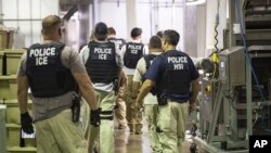 Imagem de arquivo de agentes da Polícia de Imigração e Alfândegas americana (ICE em inglês)