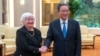 Američka sekretarka za finansije Dženet Jelen rukuje se sa kineskim premijerom Li Ćijang tokom sastanka u Pekingu (Foto: AP/Mark Schiefelbein, Pool)
