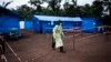 Seorang petugas kesehatan berjalan di unit karantina Ebola di Muma, DRC (foto: ilustrasi). 