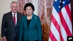 美國國務卿蒂勒森在國務院迎接來訪的中國國務院副總理劉延東 (2017年9月28日)