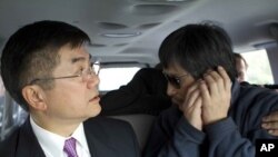 美國駐華大使駱家輝(左)5月二日下日乘車陪同陳光誠前往北京朝陽醫院。途中陳光誠在打電話。