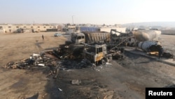 Pemandangan truk yang rusak akibat serangan yang menurut para aktivis merupakan serangan udara Rusia, di kota al-Dana, dekat perbatasan Suriah-Turki di Idlib, 28 November 2015.