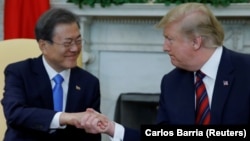Mun Džae In i Donald Tramp tokom susreta u Ovalnoj sobi (Foto: Rojters/Carlos Barria