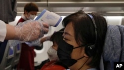 中国国际航空公司的班机2月4日从澳大利亚墨尔本飞回北京，并在降落之前为顾客测量体温。