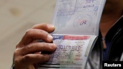 Anggota keluarga Al Murisi yang berkewarganegaraan Yemen, ditolak masuk ke Amerika setelah berlakunya larangan perjalanan. Ia menunjukkan visa yang dibatalkan pemerintah AS, 6 Februari 2017. (Foto:dok)