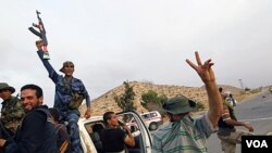 Pasukan pemberontak Libya bergembira setelah merebut Bir Ayyad, dekat kota Zintan (3/6). Pemberontak Libya menyambut baik penggunaan helikopter-helikopter NATO untuk menyerang sasaran pasukan pro-Gaddafi.