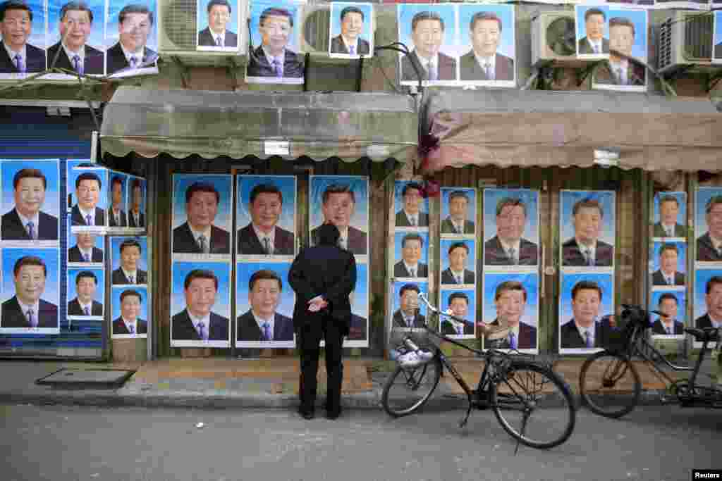 2016年3月26日,上海的一座建筑物上贴满了中国国家主席习近平的肖像。邻居说,政府要拆除这座楼以便建造地铁,楼主不同意。看来楼主是用习近平像来保驾护航,避免强拆。