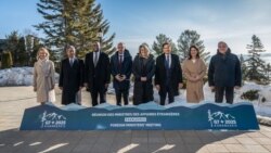 Ảnh chụp nhóm các nhà ngoại giao hàng đầu từ Anh, Canada, Pháp, Đức, Ý, Nhật Bản và Hoa Kỳ họp tại Charlevoix, Quebec, Canada. (Ảnh: G7)