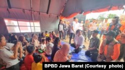 Wakil Presiden Gibran Rakabuming bertemu dengan para pengungsi bencana banjir dan tanah longsor di Kabupaten Sukabumi, Jawa Barat, Jumat, 6 Desember 2024. (Foto: BPBD Jawa Barat)