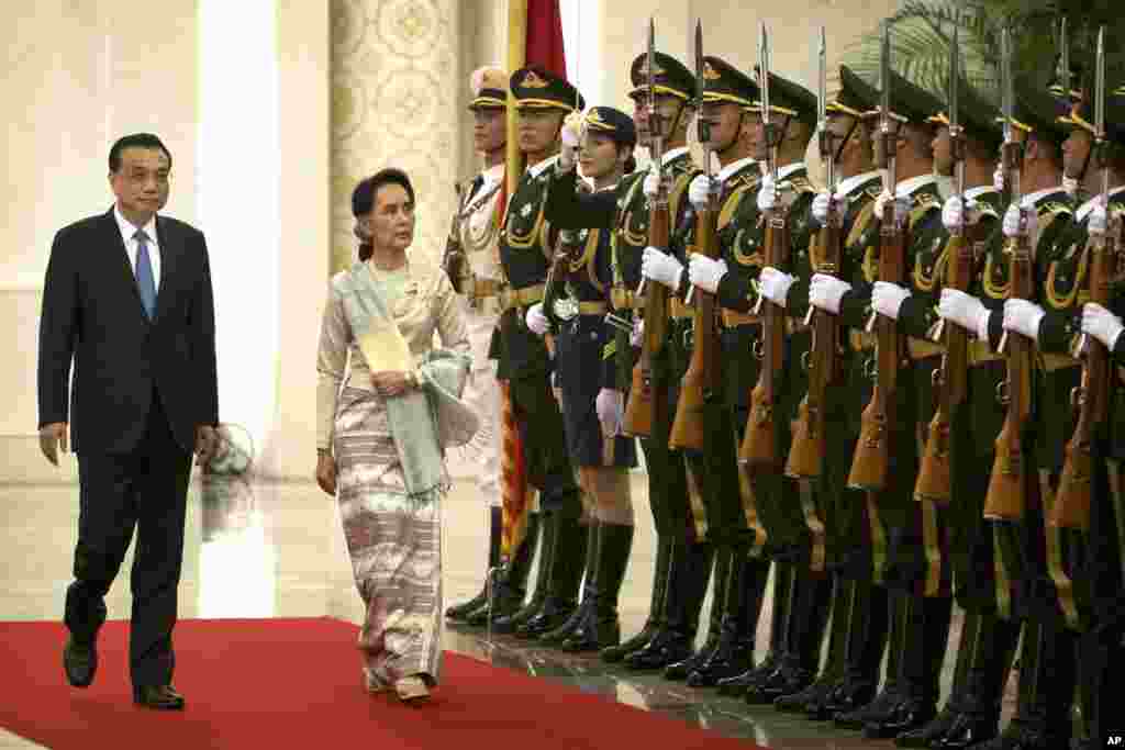  နိုင်ငံတော်အတိုင်ပင်ခံပုဂ္ဂိုလ် ဒေါ်အောင်ဆန်းစုကြည် ကို တရုတ်ဝန်ကြီးချုပ် က Great Hall of the People , North Hall မှာ ဂုဏ်ပြုတပ်ဖွဲ့နဲ့ ကြိုဆိုခဲ့ပါတယ်။ 