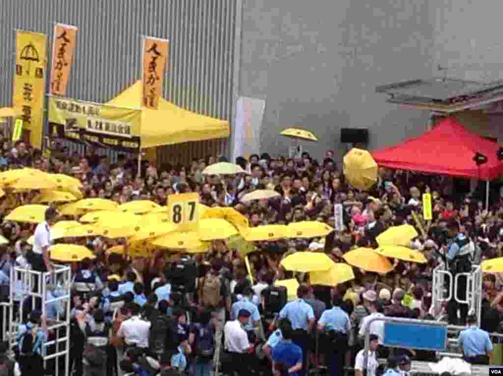 港人重返政总纪念雨伞运动一周年（美国之音海彦拍摄）