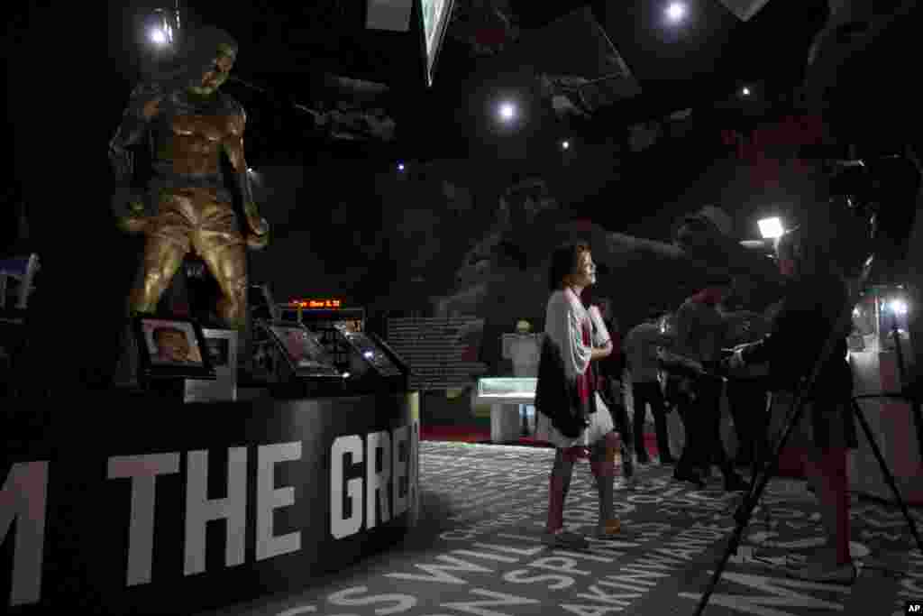 Seorang pengunjung ditanya reaksinya atas kematian Muhammad Ali di tengah pameran "I Am The Greatest, Muhammad Ali" di O2 arena, tempat berlangsungnya pertandingan-pertandingan tinju papan atas, di London (4/6). (AP/Matt Dunham)