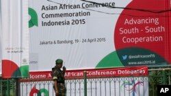 Seorang tentara Indonesia berdiri di luar lokasi Konferensi Asia Afrika di Jakarta, Indonesia, 19 April 2015.
