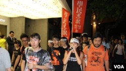 香港学联、学民思潮代表在8月31日占中抗命集会上